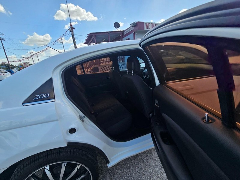 Chrysler 200 Vehicle Full-screen Gallery Image 14