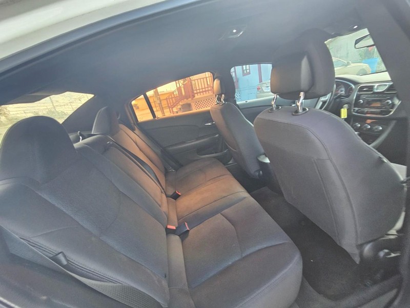 Chrysler 200 Vehicle Full-screen Gallery Image 15