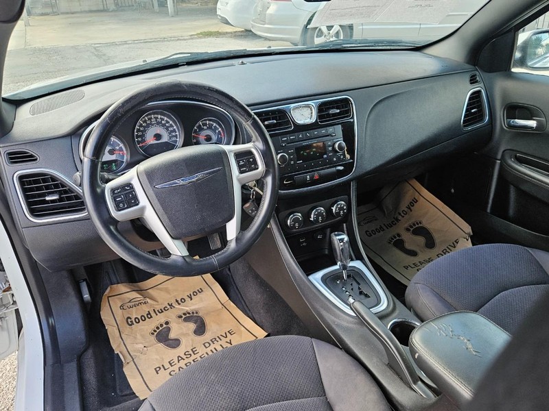 Chrysler 200 Vehicle Full-screen Gallery Image 16