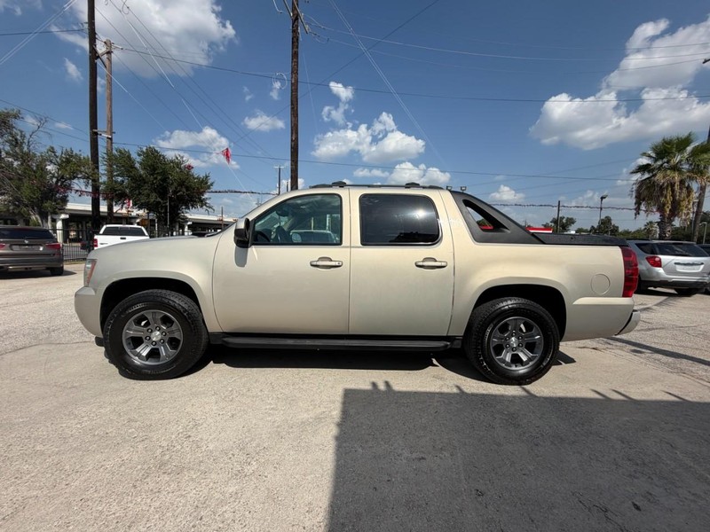 Chevrolet Avalanche Vehicle Full-screen Gallery Image 02