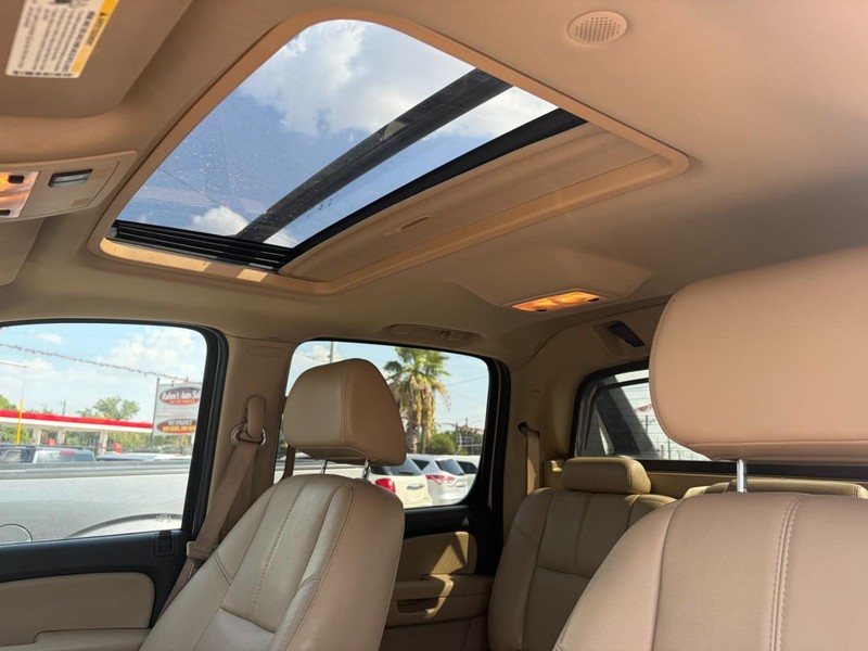 Chevrolet Avalanche Vehicle Full-screen Gallery Image 11