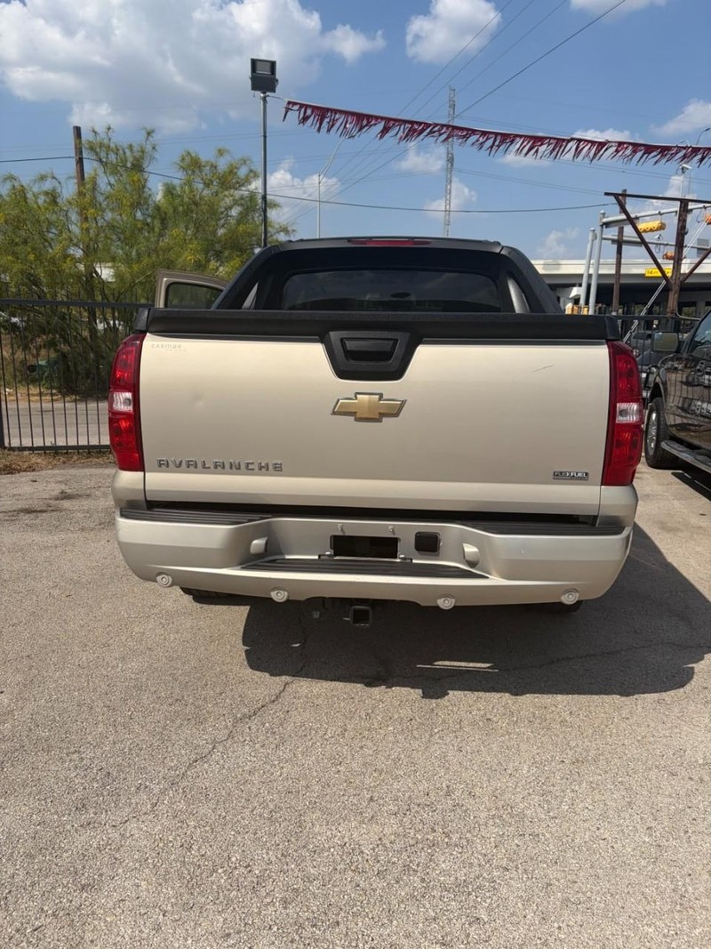 Chevrolet Avalanche Vehicle Full-screen Gallery Image 12