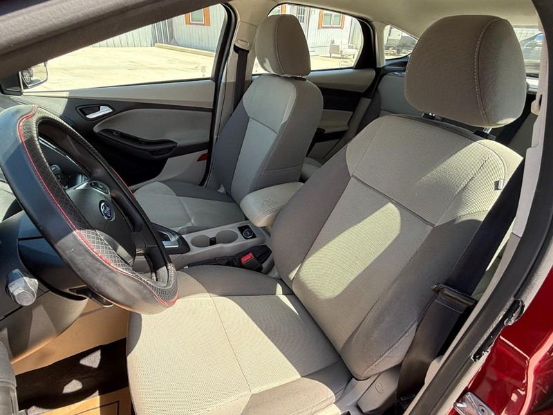 Ford Focus Vehicle Image 10