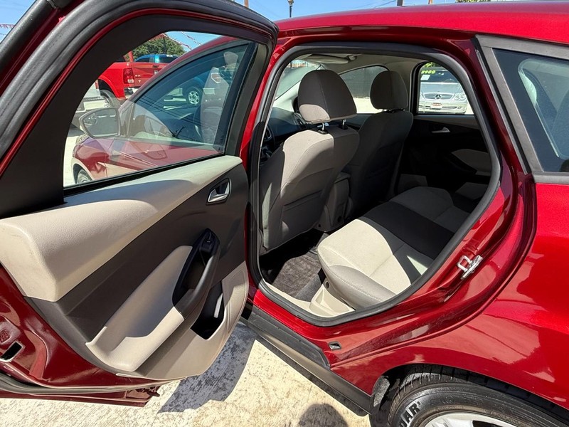 Ford Focus Vehicle Image 11