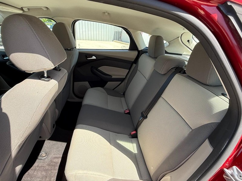 Ford Focus Vehicle Image 12