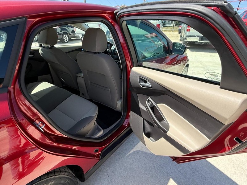 Ford Focus Vehicle Image 13