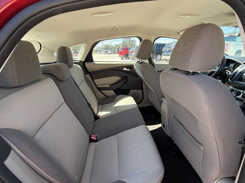 Ford Focus Vehicle Image 14