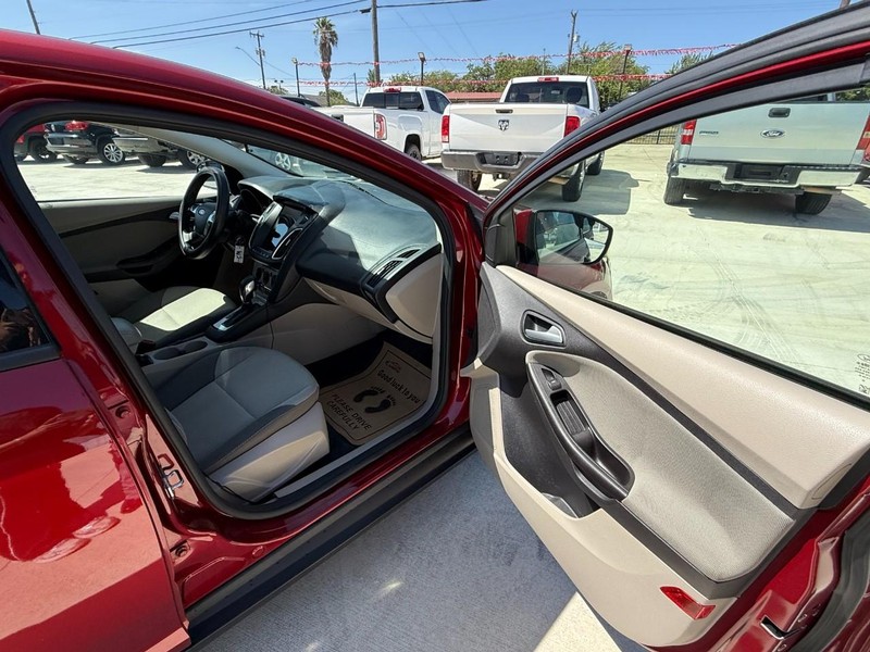 Ford Focus Vehicle Image 15