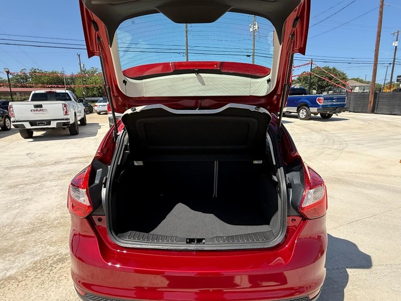 Ford Focus Vehicle Image 17