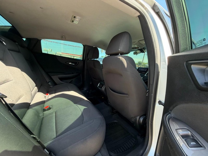 Chevrolet Malibu Vehicle Image 12