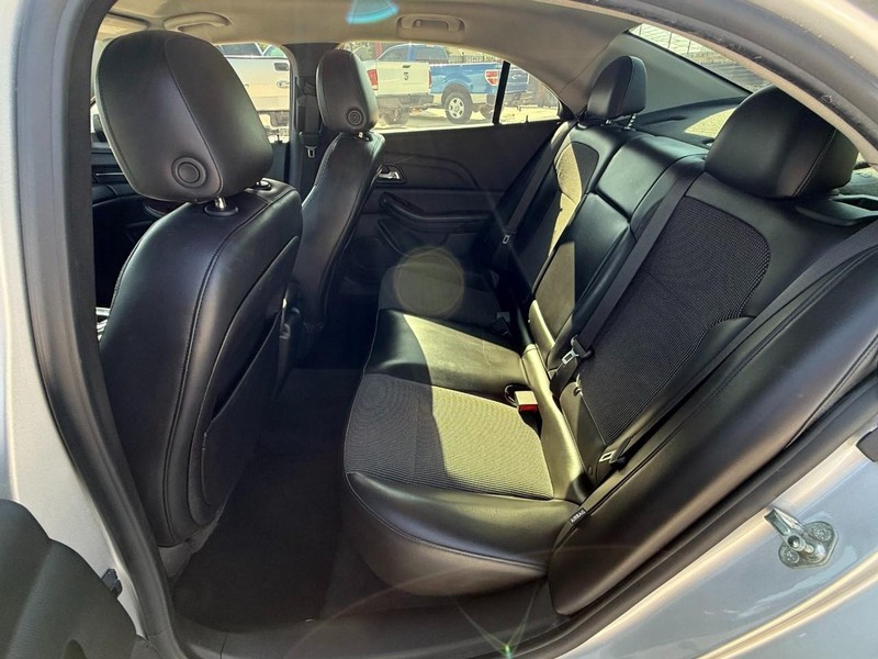 Chevrolet Malibu Vehicle Image 12