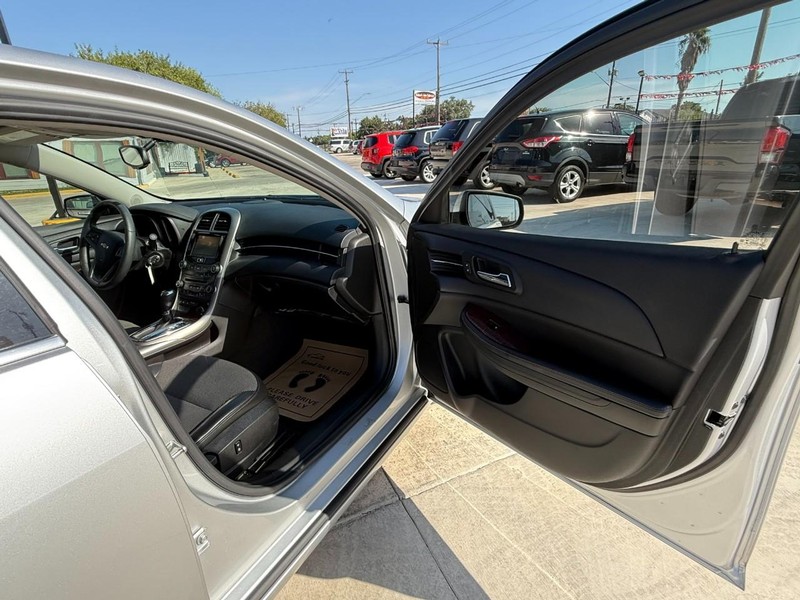 Chevrolet Malibu Vehicle Image 13