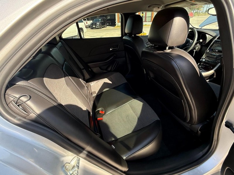 Chevrolet Malibu Vehicle Image 16