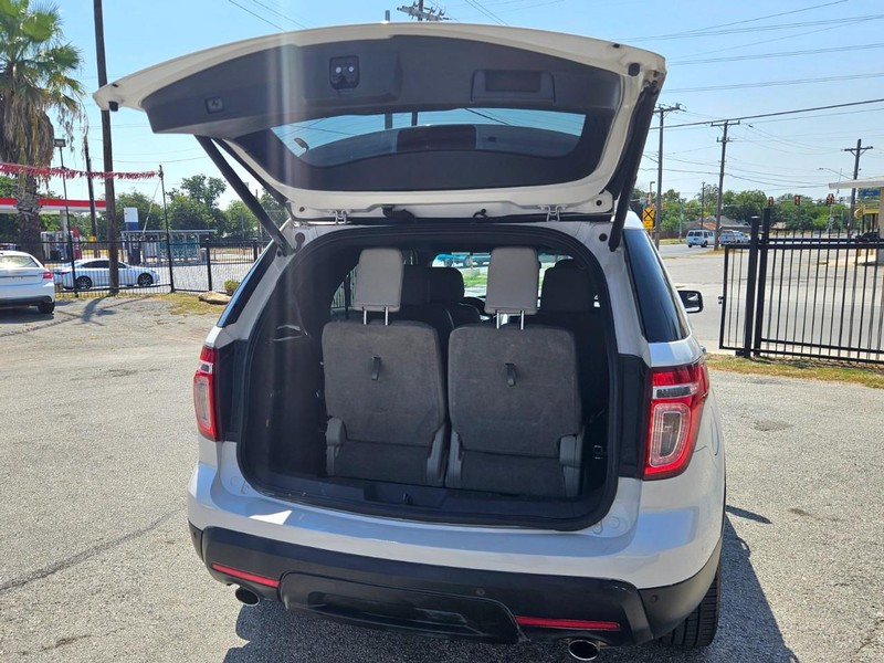 Ford Explorer Vehicle Image 05
