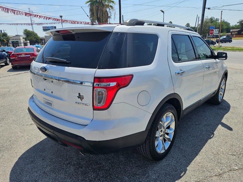 Ford Explorer Vehicle Image 07