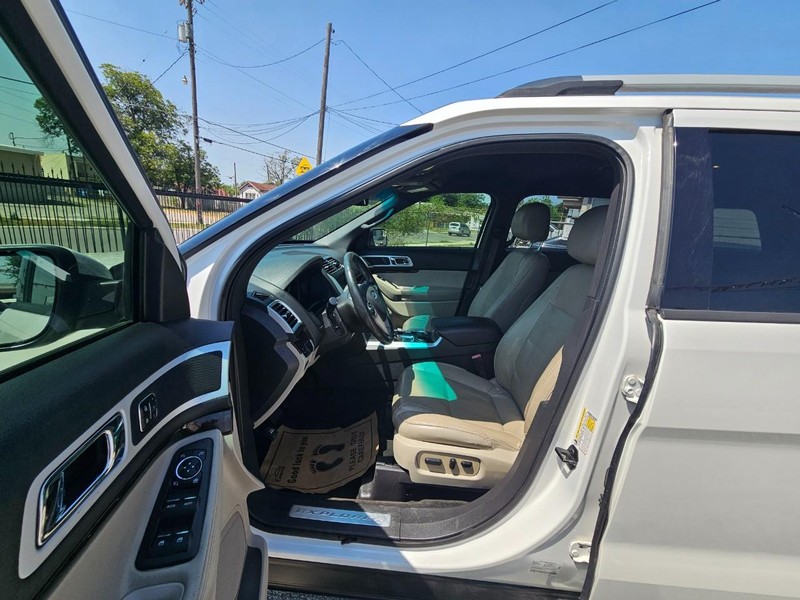 Ford Explorer Vehicle Image 12