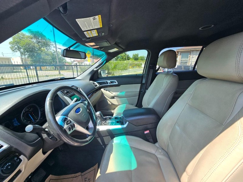 Ford Explorer Vehicle Image 13