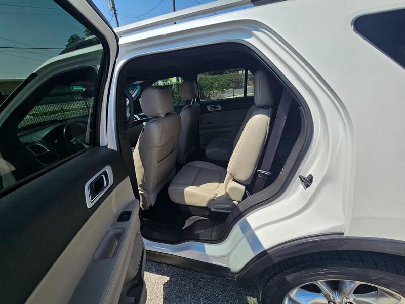 Ford Explorer Vehicle Image 14