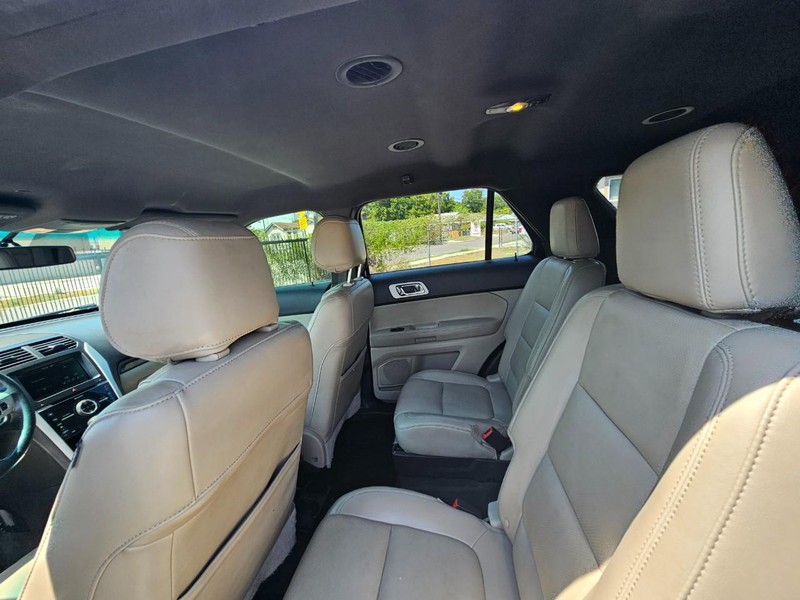 Ford Explorer Vehicle Image 15