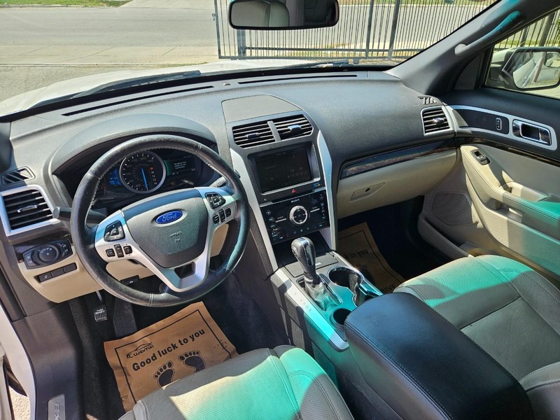 Ford Explorer Vehicle Image 16