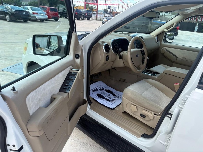 Ford Explorer Vehicle Image 07