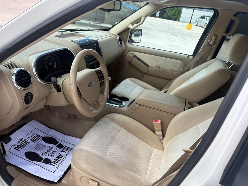 Ford Explorer Vehicle Image 08