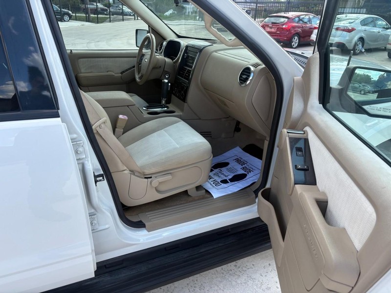Ford Explorer Vehicle Image 11