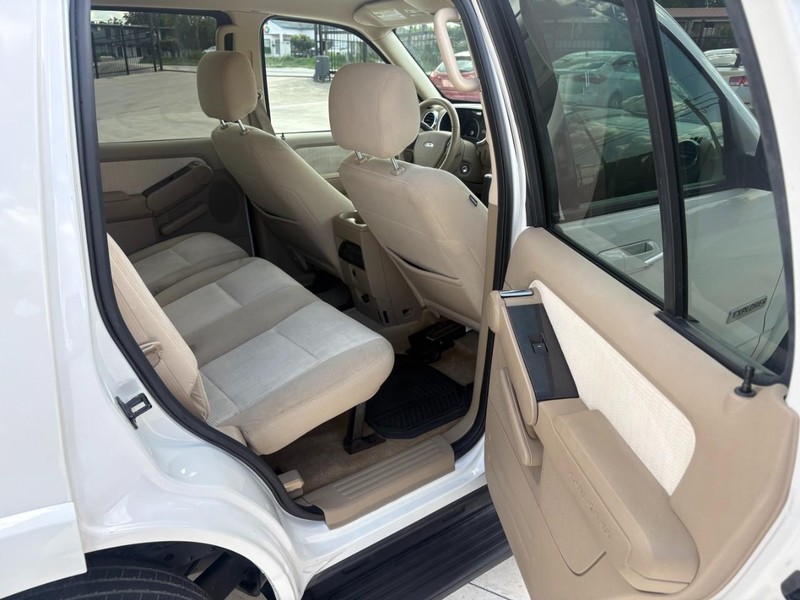 Ford Explorer Vehicle Image 12