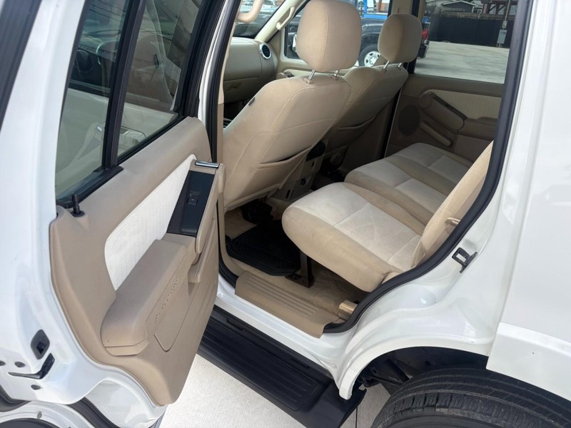 Ford Explorer Vehicle Image 13