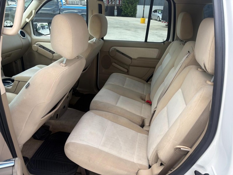 Ford Explorer Vehicle Image 14