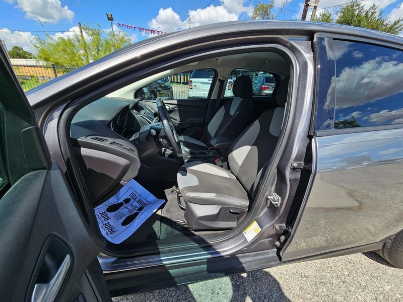 Ford Focus Vehicle Image 09