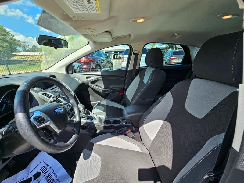Ford Focus Vehicle Image 10