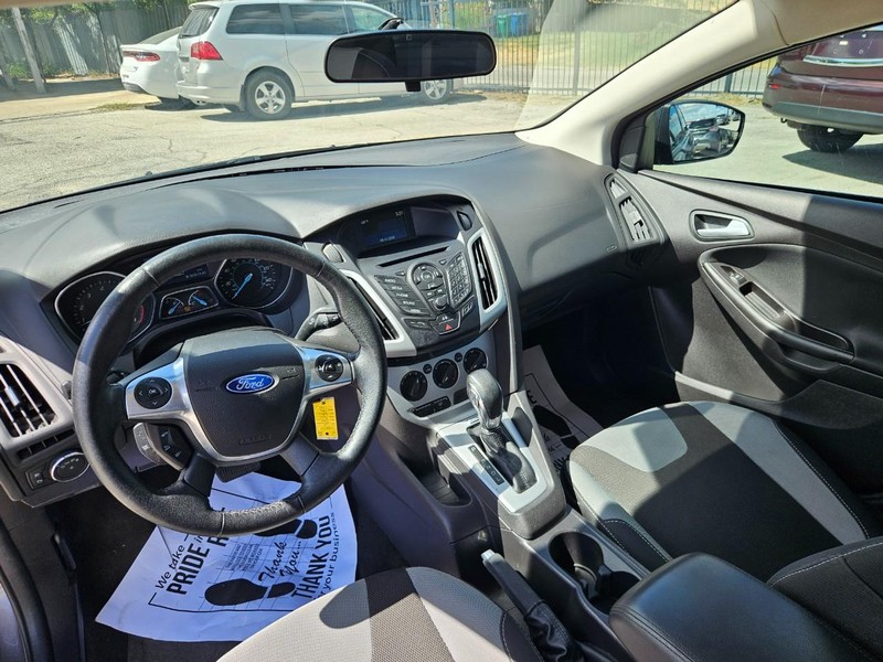 Ford Focus Vehicle Image 13
