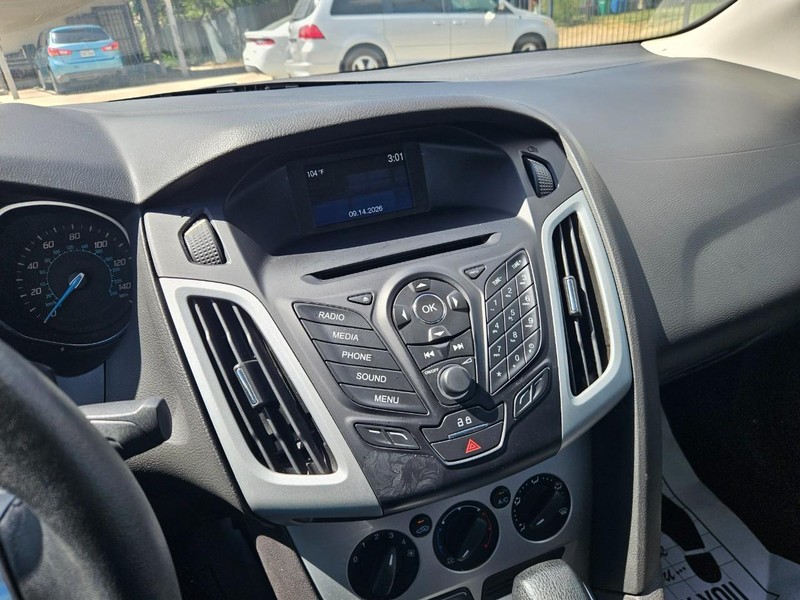 Ford Focus Vehicle Image 15