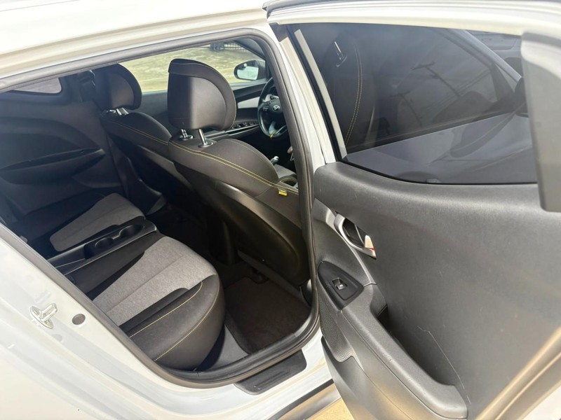 Hyundai Veloster Vehicle Image 13