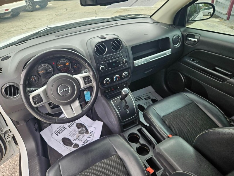 Jeep Compass Vehicle Image 14