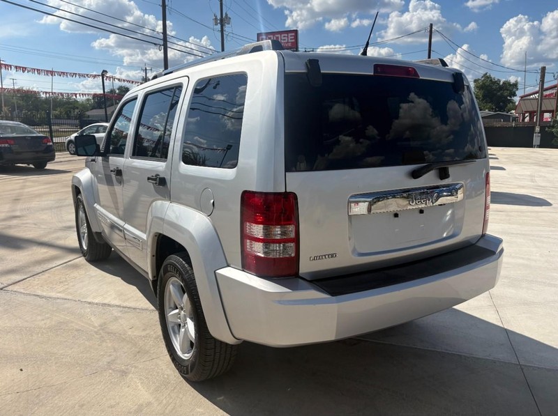 Jeep Liberty Vehicle Image 03