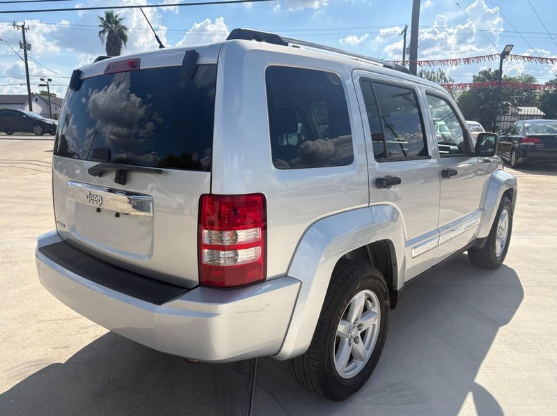 Jeep Liberty Vehicle Image 04