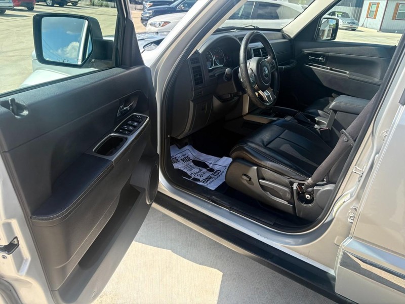 Jeep Liberty Vehicle Image 08