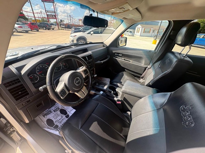Jeep Liberty Vehicle Image 09