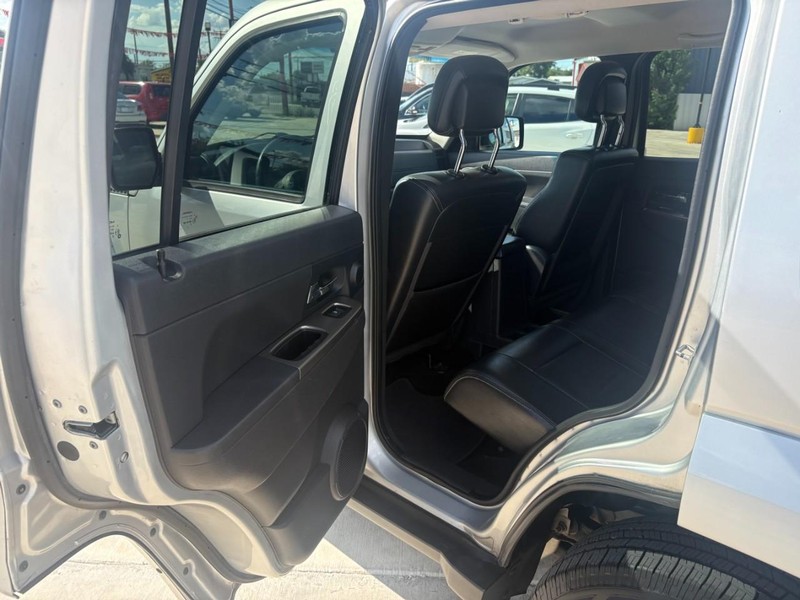 Jeep Liberty Vehicle Image 13