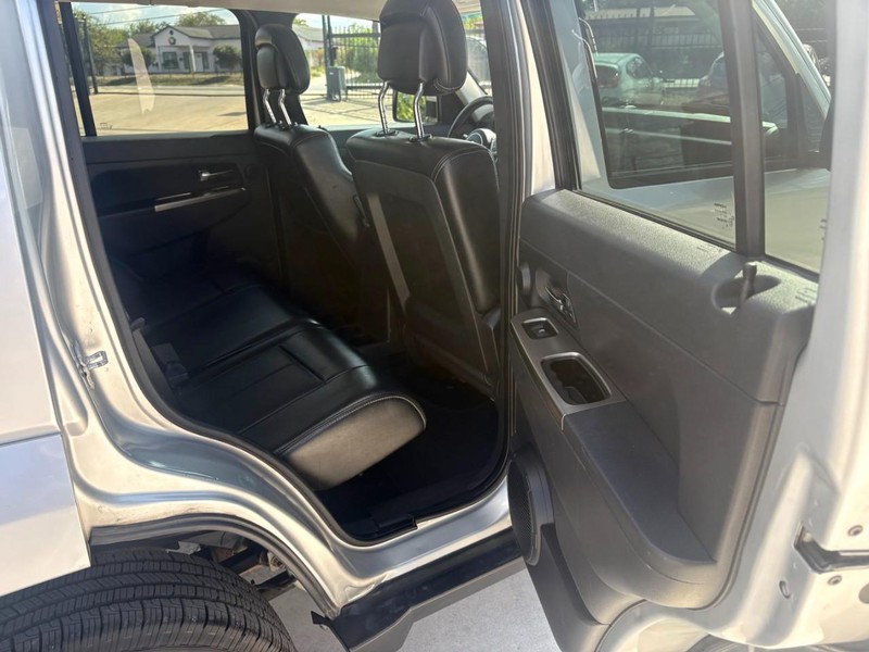 Jeep Liberty Vehicle Image 15