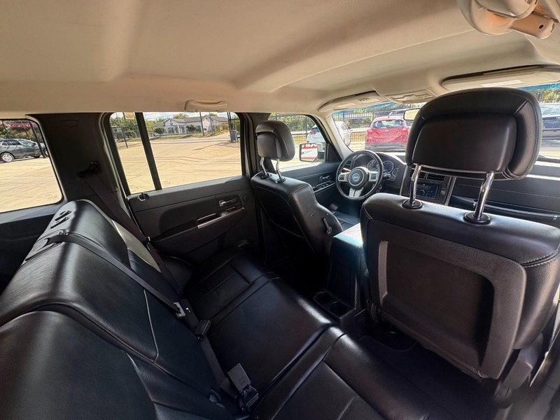 Jeep Liberty Vehicle Image 16