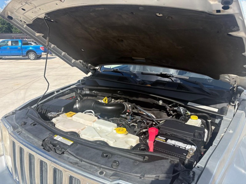 Jeep Liberty Vehicle Image 18