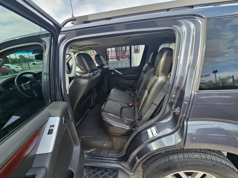 Nissan Pathfinder Vehicle Image 12