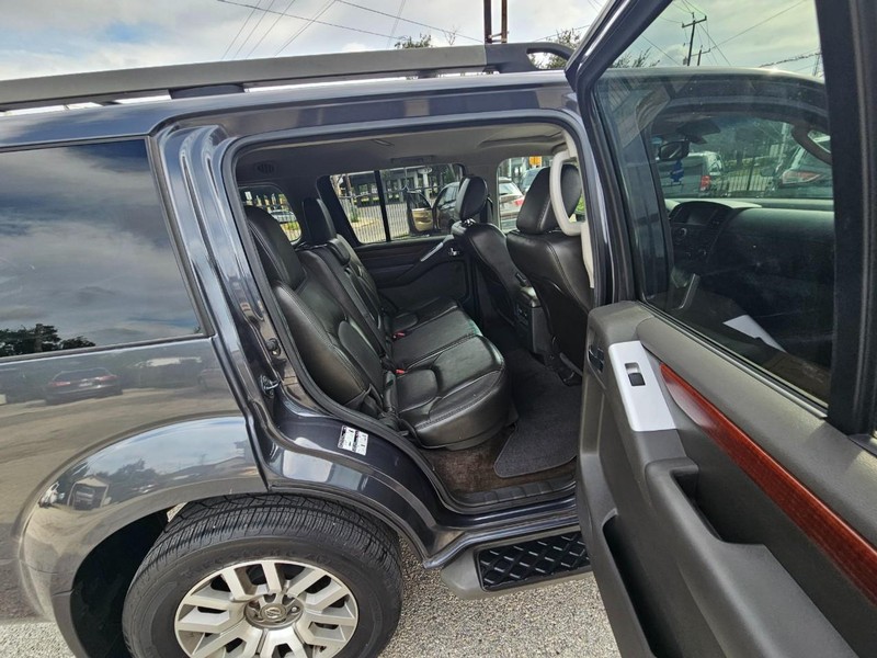 Nissan Pathfinder Vehicle Image 16