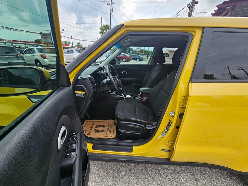 Kia Soul Vehicle Full-screen Gallery Image 10