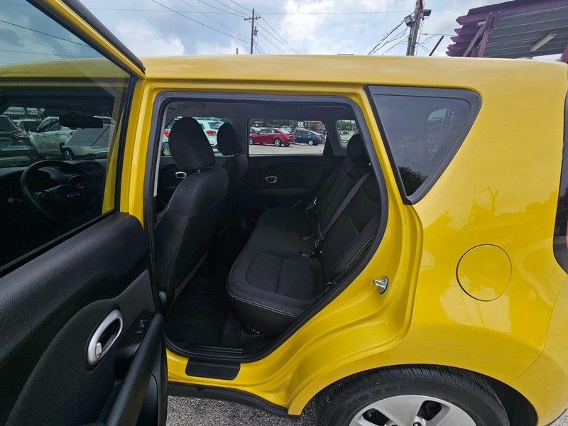 Kia Soul Vehicle Full-screen Gallery Image 12