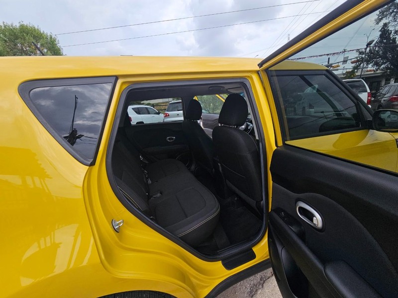 Kia Soul Vehicle Full-screen Gallery Image 16