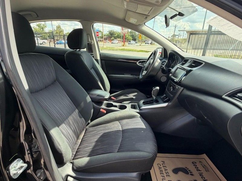 Nissan Sentra Vehicle Image 08